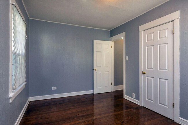 Building Photo - 3 Bed 1 Bath - Close to Downtown