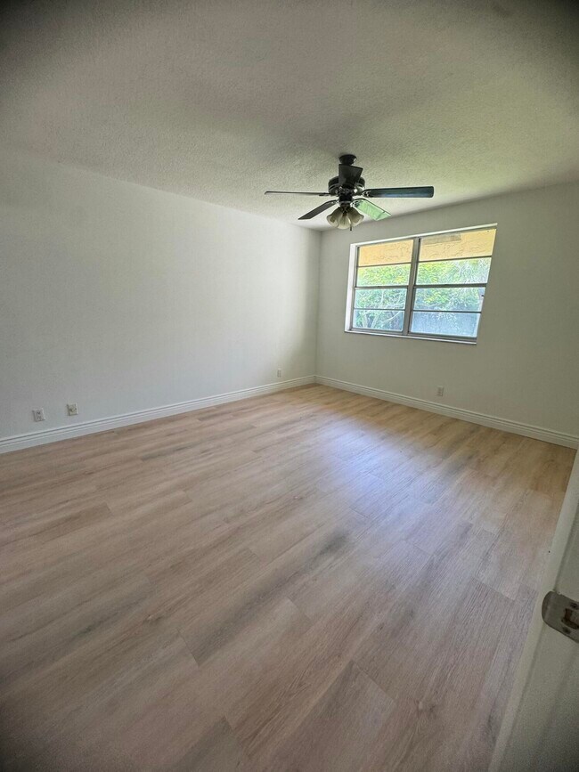 Foto del edificio - 2965 SW 22nd Ave