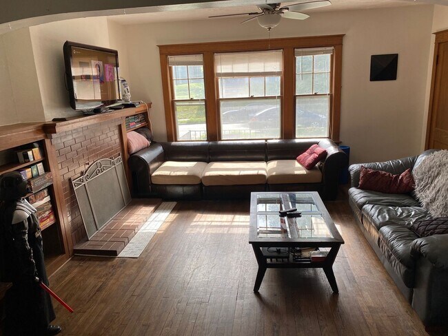 Beautiful 5 Bedroom/2.5 Bathroom Home in Popular Field Club Area - Beautiful 5 Bedroom/2.5 Bathroom Home in Popular Field Club Area