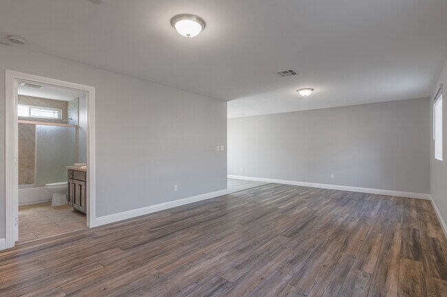 Building Photo - 154 E 84th Pl