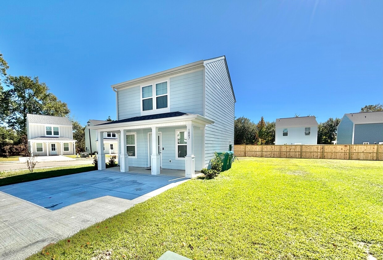 Primary Photo - 1007 Middle Ln