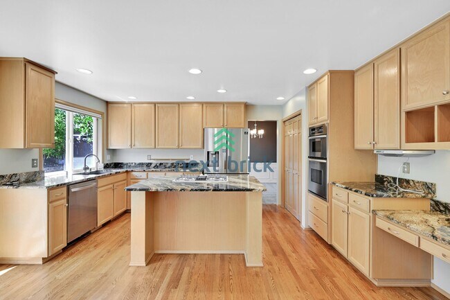 Foto del edificio - 4 BED & 2.5 BATH FOR RENT