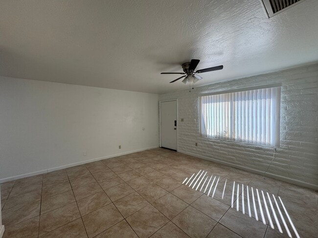 Building Photo - Nice Central 2 Bedroom