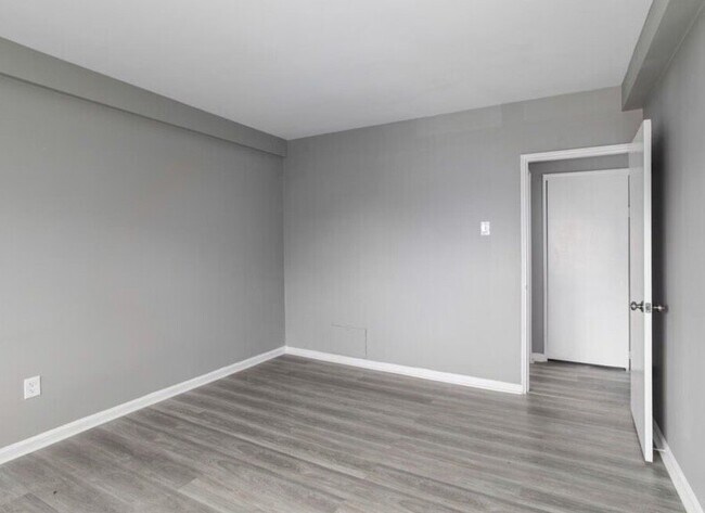 Foto del edificio - 865 Lower Ferry Rd