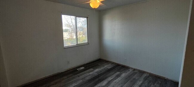 Building Photo - Magna Home with Large Yard - 5 Bed 2 Bath