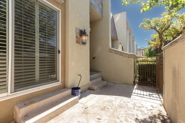 Foto del edificio - Elegant 3-Level Townhome with 2 Car Garage