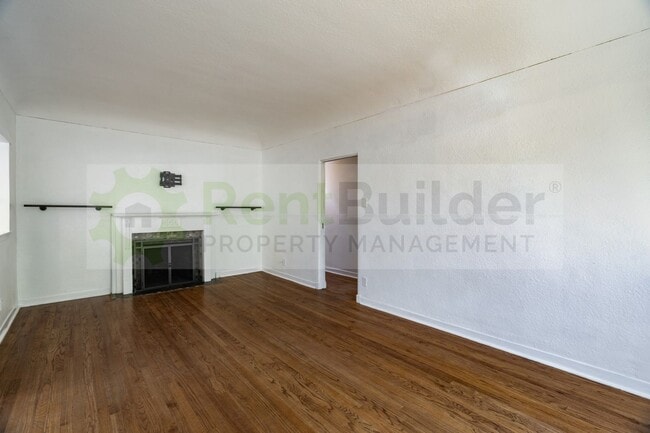 Building Photo - SPECIAL:  $1000 OFF YOUR 2ND MONTH'S RENT!!
