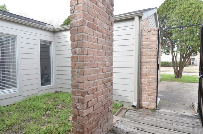 Building Photo - 2023 Woodland Springs St