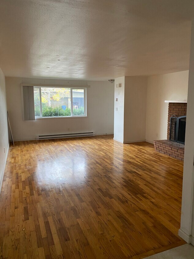 Building Photo - 1390 W 17th Ave