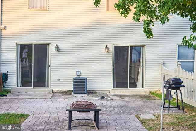 Building Photo - 52 Fox Meadow Dr