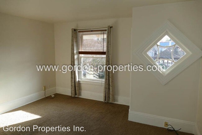 Building Photo - 3129-3135 NE Couch St