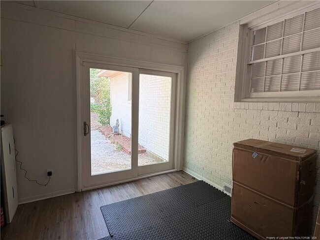 Foto del edificio - 4334 Forest View Dr