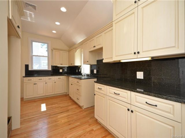 Foto del edificio - 8 Parkway Rd