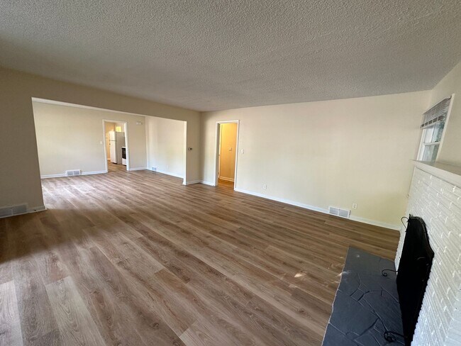 Foto del edificio - Burien - Recently Renovated 2 Bedroom / 1.5 Bath with Normandy Park Beach Rights