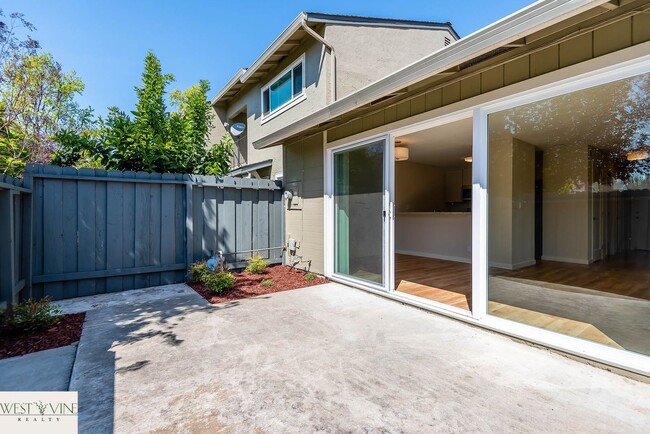 Building Photo - Beautiful 2 Bedroom Condo | Attached Garage | Washer/Dryer