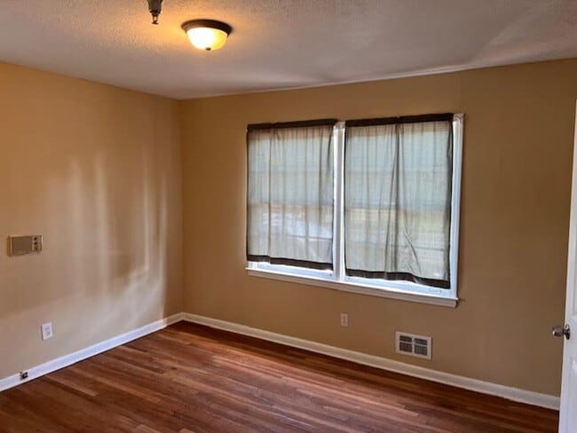 Building Photo - Brick Ranch Perfect for Your Live-Work Lif...