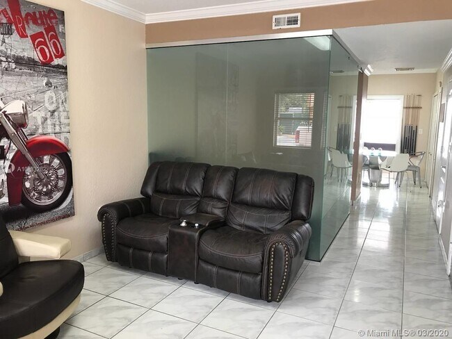 Foto del edificio - 9837 W Okeechobee Rd