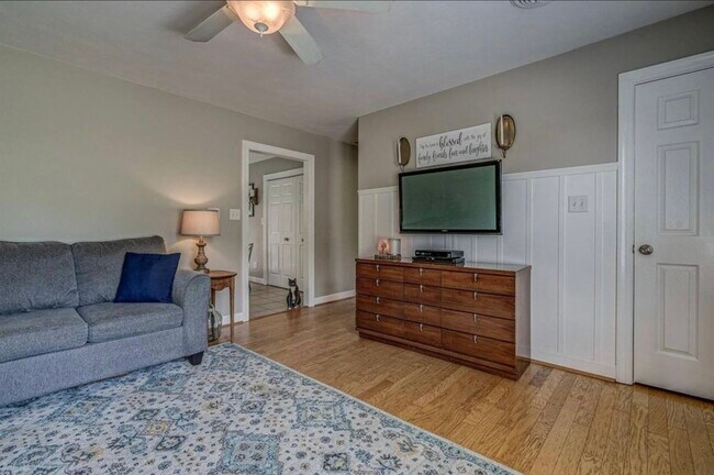 Building Photo - 901 N Broad St