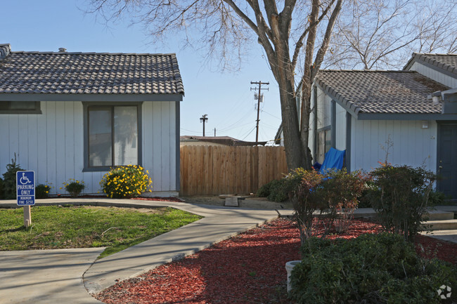 Building Photo - Las Palmas Gardens