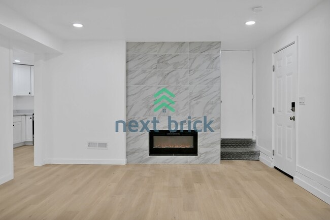 Building Photo - Charming 2-Bed Gem with Spacious 1500 sq ft Layout in Seattle's Vibrant Neighborhood!