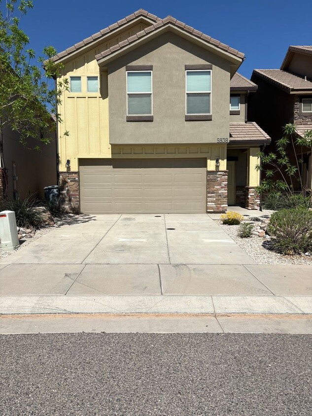 Foto principal - 4bd | 2.5 Bath | 2 Car Detached Desert Can...