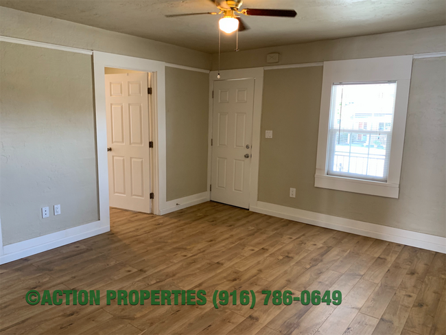 Building Photo - Central Roseville Bungalow 2 bedroom 1 Bathroom, Street Parking, Shed, No Yard