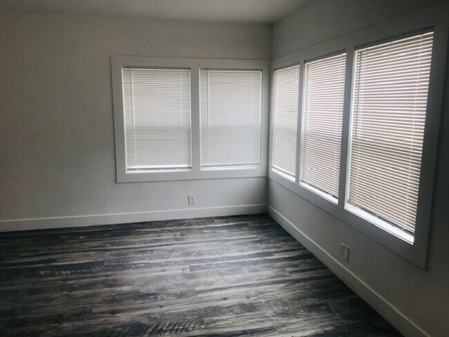 Building Photo - Updated single level apartment with air co...