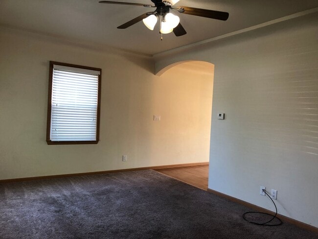 Building Photo - Awesome 2 bedroom 1 bath with basement, fe...