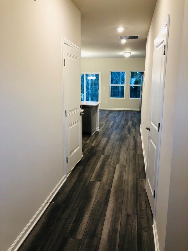 Foto del edificio - 266 Brook Farm Ln