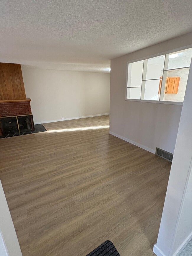 Building Photo - Spacious three-bedroom home on Memorial Drive SE with detached double car Garage