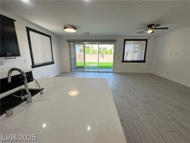 Foto del edificio - 9565 Camelback Crk Dr