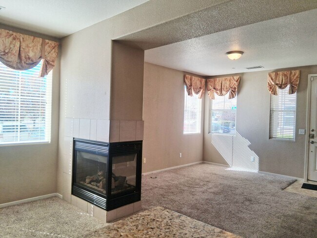 Foto del edificio - For Rent. 3 Bedroom, 2.5 Bath