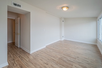 Building Photo - 611 Otis Pl NW