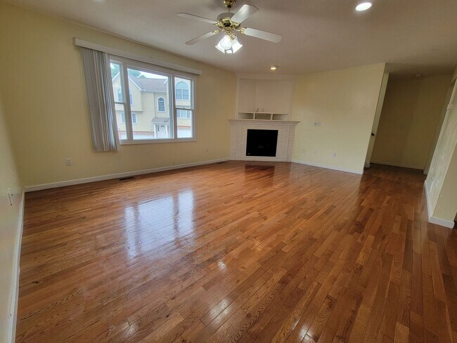 Foto del edificio - 3 bed 2.5 bath on West Run Road -- Available 04/01/26