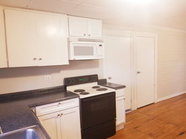 Foto del edificio - Three Bedroom House off of Cambell Avenue!