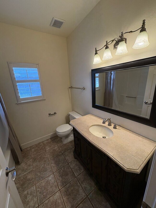 Foto del edificio - Spacious home with 3 Car Garage & Pool Available Now!