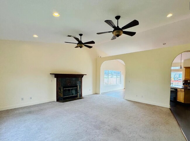 Foto del edificio - Huge 5 bedroom Home in Scenic Setting