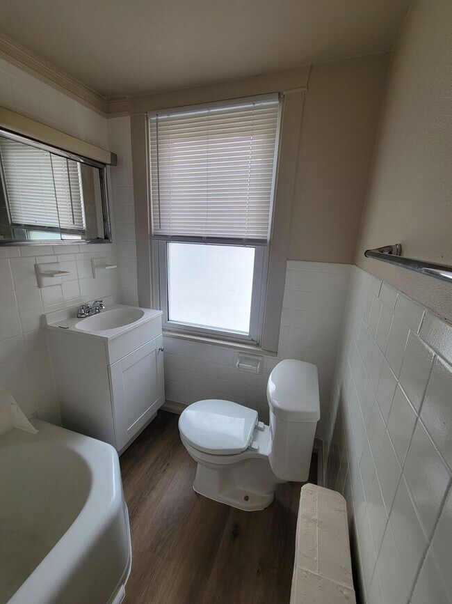 Foto del edificio - 3 bedroom 1.5 Bath City Townhouse