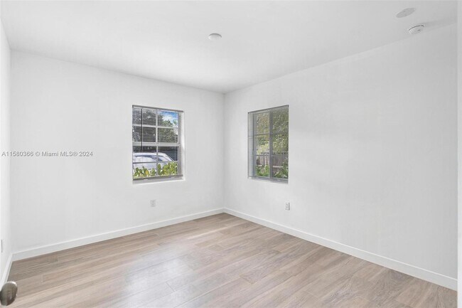 Foto del edificio - 515 NE 67th St