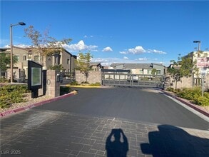 Building Photo - 600 Carriage Hill Dr