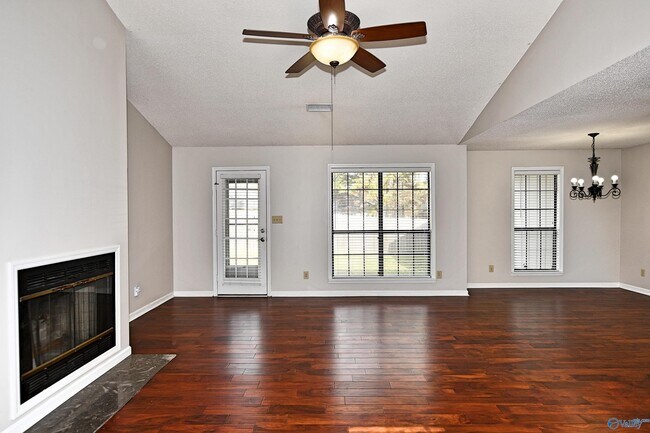 Building Photo - 721 Mathis Dr SE