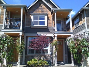 Building Photo - 933 SE Marion St