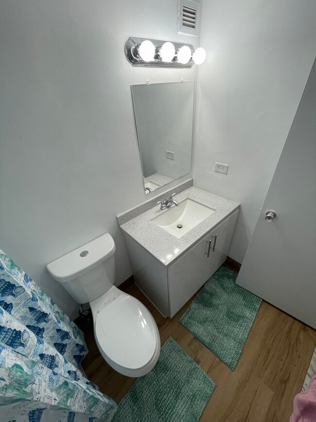 Building Photo - 905 Brickell Bay Dr