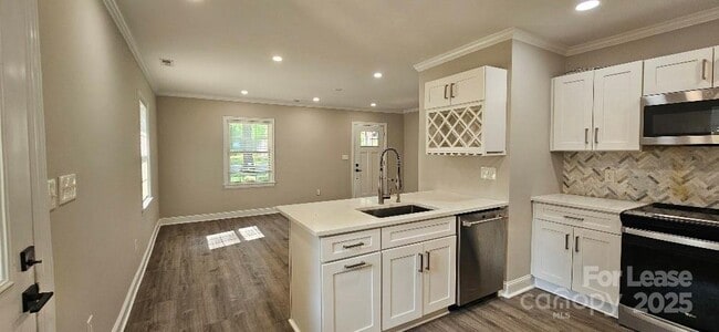 Building Photo - 428 Sylvania Ave