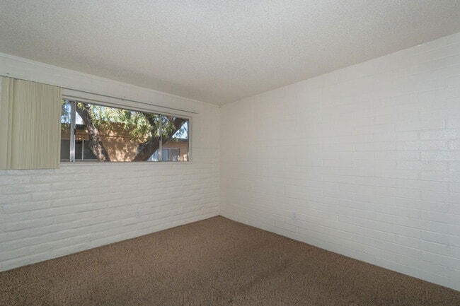 Building Photo - 4557 E Bellevue St