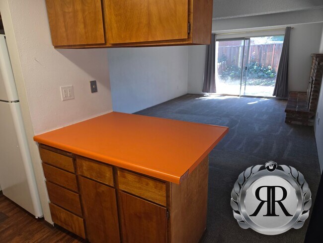 Foto del edificio - 2 Bedroom, 1 Bath duplex, Close to 40th & Summitview