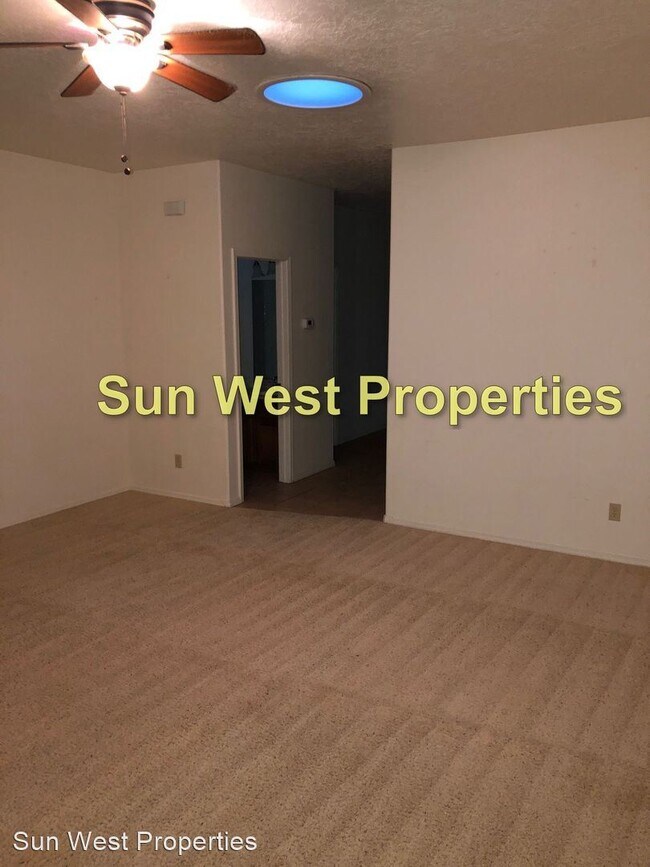 Building Photo - 2 br, 1 bath House - 549 E. Zia St.