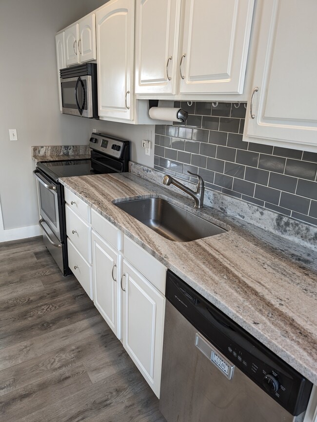 Building Photo - 264 Elm St