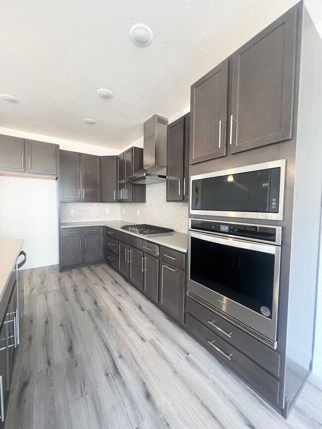 Foto del edificio - Brand New 4bd/4ba Located in Raindance