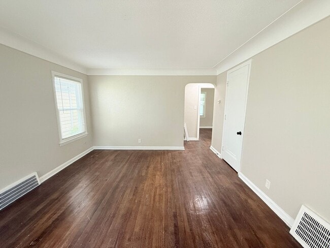Building Photo - Renovated 3-Bedroom Home – We Welcome Sect...